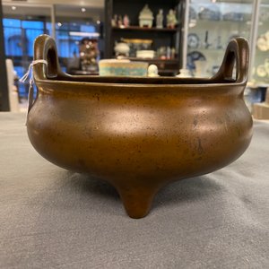 Un brûle-parfum tripod en bronze, Chine, marque de Xuande, 18ème — photo 9