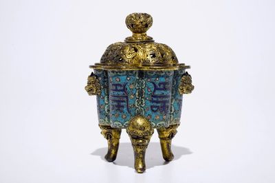 Un brûle-parfum tripod en bronze doré et cloisonné, marque de Qianlong, 18/19ème