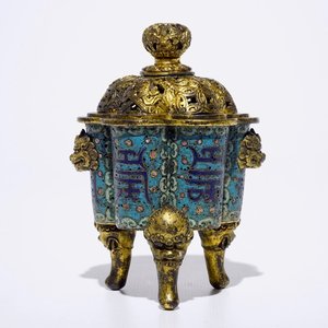 Un brûle-parfum tripod en bronze doré et cloisonné, marque de Qianlong, 18/19ème — photo 1
