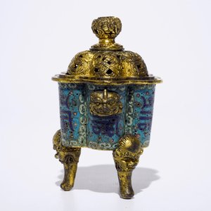 Un brûle-parfum tripod en bronze doré et cloisonné, marque de Qianlong, 18/19ème — photo 2