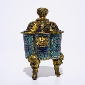 Un brûle-parfum tripod en bronze doré et cloisonné, marque de Qianlong, 18/19ème — photo 3