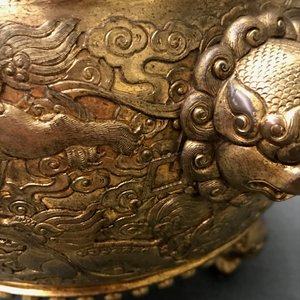 Un brûle-parfum tripod en bronze doré, marque de Qianlong, 19/20ème — photo 11