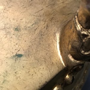 Un brûle-parfum tripod en bronze doré, marque de Qianlong, 19/20ème — photo 15