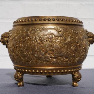 Un brûle-parfum tripod en bronze doré, marque de Qianlong, 19/20ème — photo 18