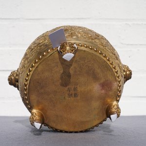 Un brûle-parfum tripod en bronze doré, marque de Qianlong, 19/20ème — photo 21