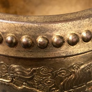 Un brûle-parfum tripod en bronze doré, marque de Qianlong, 19/20ème — photo 8