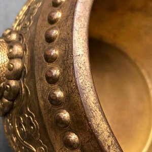 Un brûle-parfum tripod en bronze doré, marque de Qianlong, 19/20ème — photo 9