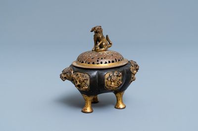 Un brûle-parfum tripod en bronze laqué et doré, Ming