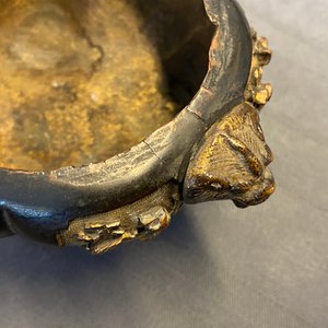 Un brûle-parfum tripod en bronze laqué et doré, Ming — photo 11