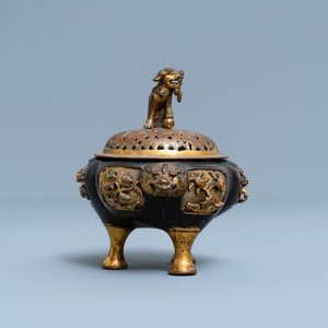 Un brûle-parfum tripod en bronze laqué et doré, Ming — photo 3