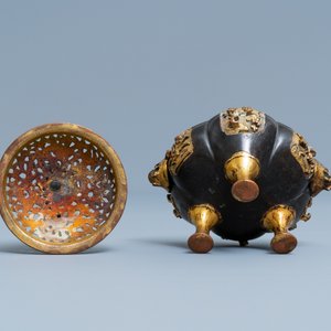 Un brûle-parfum tripod en bronze laqué et doré, Ming — photo 7