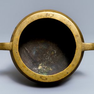 Un brûle-parfum tripod en bronze, marque de Qianlong, Chine, 19ème — photo 6