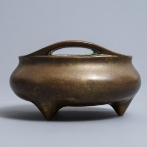 Un brûle-parfum tripod en bronze, marque de Xuande, 18/19ème — photo 4