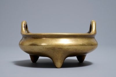 Un brûle-parfum tripod en bronze, marque de Xuande, 18ème