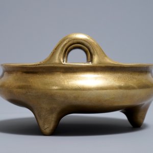 Un brûle-parfum tripod en bronze, marque de Xuande, 18ème — photo 2