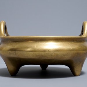 Un brûle-parfum tripod en bronze, marque de Xuande, 18ème — photo 3