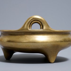 Un brûle-parfum tripod en bronze, marque de Xuande, 18ème — photo 4