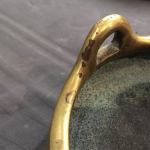 Un brûle-parfum tripod en bronze, marque de Xuande, 18ème — photo 10