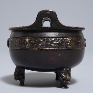 Un brûle-parfum tripod en bronze, marque de Xuande, 19ème — photo 2