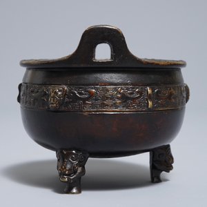 Un brûle-parfum tripod en bronze, marque de Xuande, 19ème — photo 5