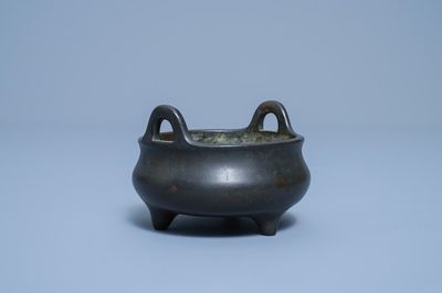 Un brûle-parfum tripod en bronze, marque de Xuande, Chine, 17/18ème