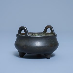 Un brûle-parfum tripod en bronze, marque de Xuande, Chine, 17/18ème — photo 1