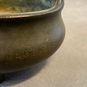 Un brûle-parfum tripod en bronze, marque de Xuande, Chine, 17/18ème — photo 12