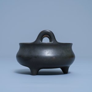 Un brûle-parfum tripod en bronze, marque de Xuande, Chine, 17/18ème — photo 3