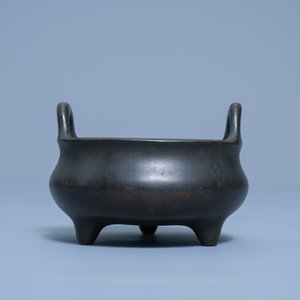 Un brûle-parfum tripod en bronze, marque de Xuande, Chine, 17/18ème — photo 4