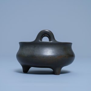 Un brûle-parfum tripod en bronze, marque de Xuande, Chine, 17/18ème — photo 5