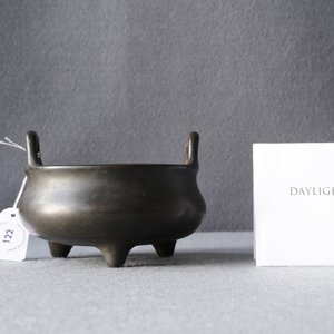 Un brûle-parfum tripod en bronze, marque de Xuande, Chine, 17/18ème — photo 9