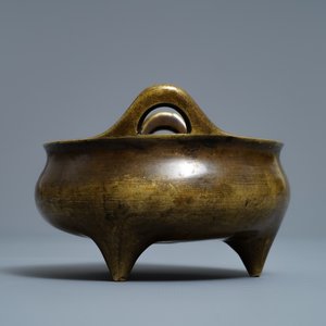 Un brûle-parfum tripod en bronze, marque de Xuande, Chine, 18/19ème — photo 3