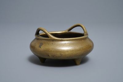 Un brûle-parfum tripod en bronze, marque de Xuande, Chine, 18/19ème