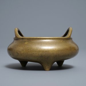 Un brûle-parfum tripod en bronze, marque de Xuande, Chine, 18/19ème — photo 2