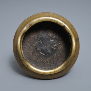 Un brûle-parfum tripod en bronze, marque de Xuande, Chine, 18/19ème — photo 6