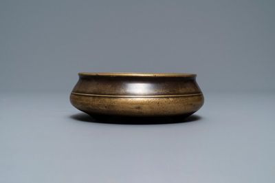 Un brûle-parfum tripod en bronze, marque de Xuande, Chine, 18ème