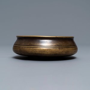 Un brûle-parfum tripod en bronze, marque de Xuande, Chine, 18ème — photo 4