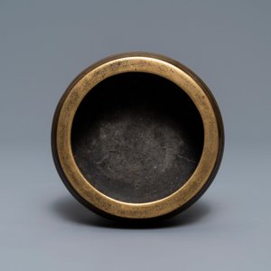 Un brûle-parfum tripod en bronze, marque de Xuande, Chine, 18ème — photo 5