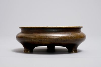 Un brûle-parfum tripod en bronze, marque de Xuande, Ming