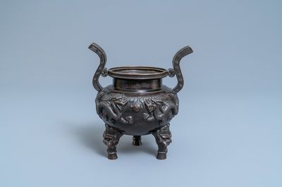Un brûle-parfum tripod en bronze, marque en creux, Qing