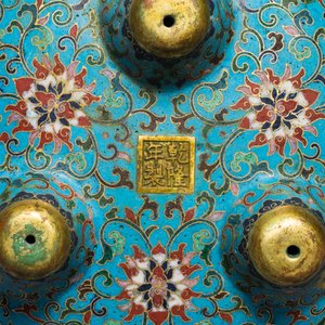 Un brûle-parfum tripod en émaux cloisonné, marque de Qianlong, Chine, 18/19ème — photo 7