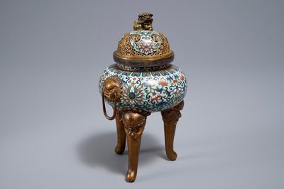 Un brûle-parfum tripod en émaux cloisonnés, Chine, 19/20ème