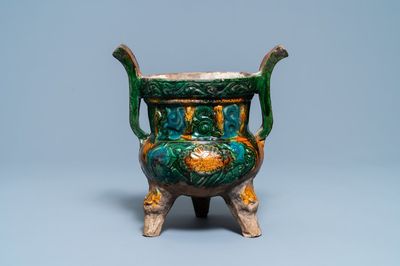 Un brûle-parfum tripod en grès émaillé sancai, Chine, Ming