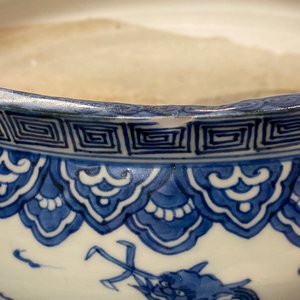 Un brûle-parfum tripod en porcelaine Arita de Japon en bleu et blanc, Edo, 17ème — photo 8