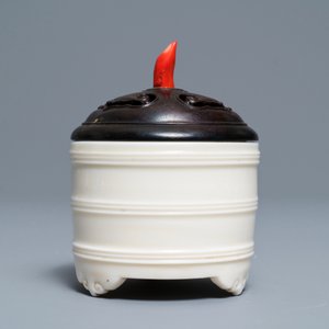 Un brûle-parfum tripod en porcelaine blanc de Chine de Dehua, 19/20ème — photo 2