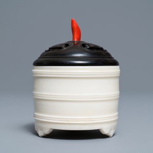 Un brûle-parfum tripod en porcelaine blanc de Chine de Dehua, 19/20ème — photo 3