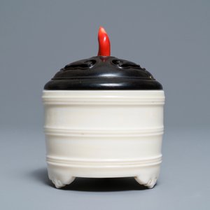 Un brûle-parfum tripod en porcelaine blanc de Chine de Dehua, 19/20ème — photo 4