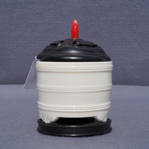 Un brûle-parfum tripod en porcelaine blanc de Chine de Dehua, 19/20ème — photo 10