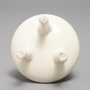 Un brûle-parfum tripod en porcelaine blanc de Chine, marque en creux, Kangxi — photo 7
