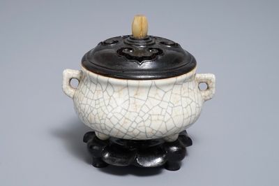 Un brûle-parfum tripod en porcelaine de Chine à fond craquelé de type ge, 19/20ème